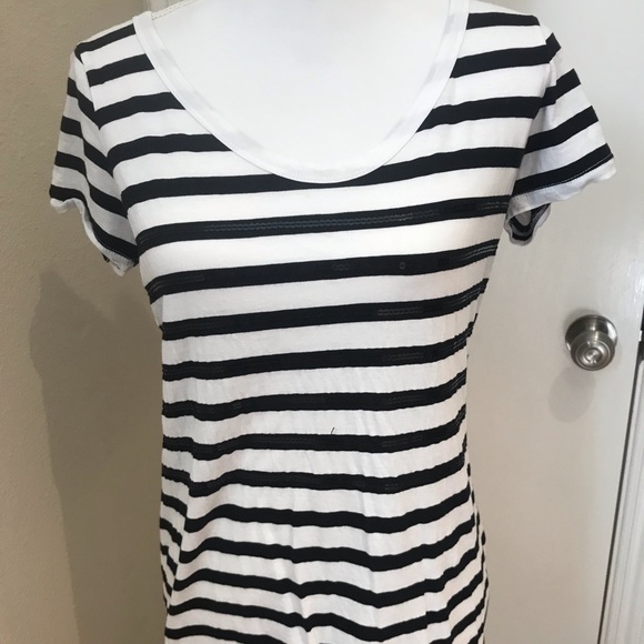 Banana Republic Tops - Pretty black and white top.